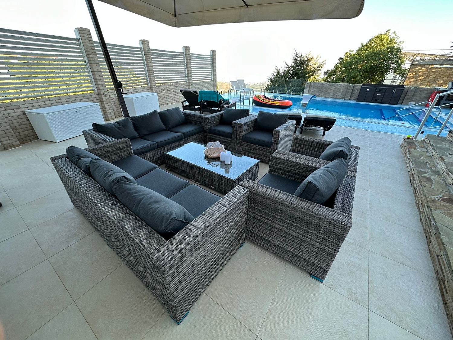  Лаунж-зона с трёхместным диваном KARL (серая) у бассейна крым